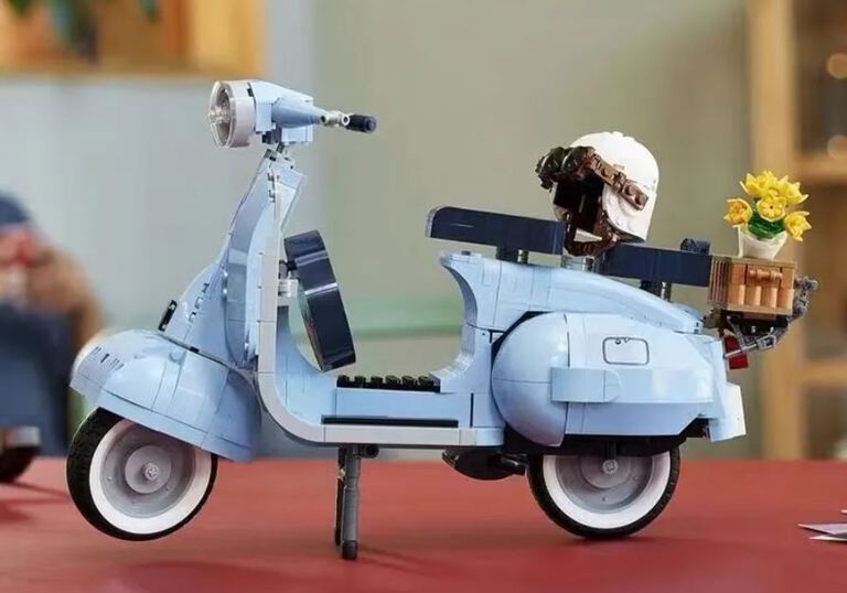 Klocki skuter VESPA 125 Piaggio rzymskie wakacje 1106-klocków kask bukiet Biz-Technic (4)