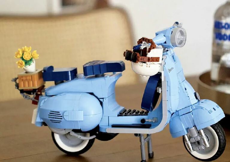 Klocki skuter VESPA 125 Piaggio rzymskie wakacje 1106-klocków kask bukiet Biz-Technic (5)