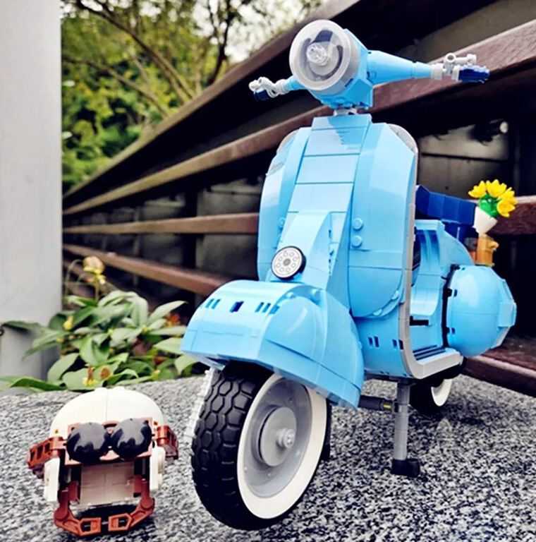 Klocki skuter VESPA 125 Piaggio rzymskie wakacje 1106-klocków kask bukiet Biz-Technic (9)