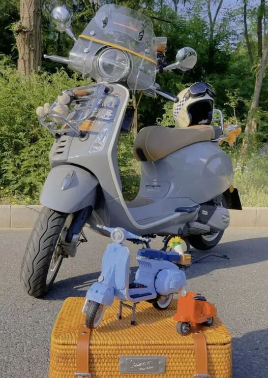 Klocki skuter VESPA 125 Piaggio rzymskie wakacje 1106-klocków kask bukiet Biz-Technic (15)